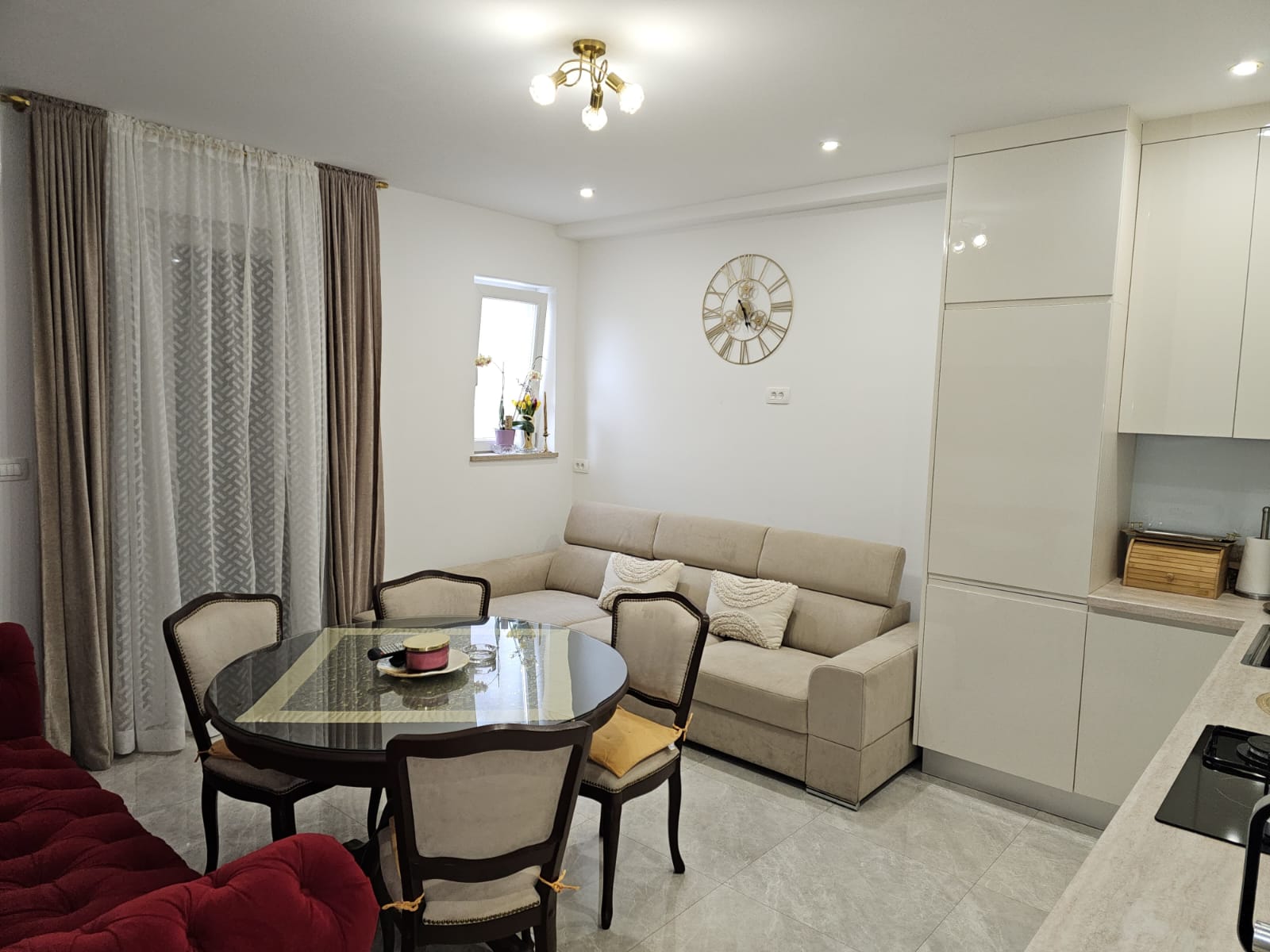 Izdaje se apartman u centru Stobreca-Hrvatska